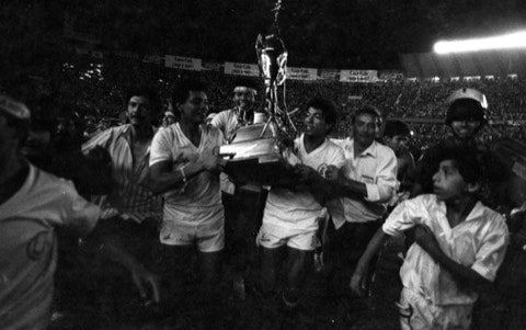 El plantel levanta el trofeo en 1988