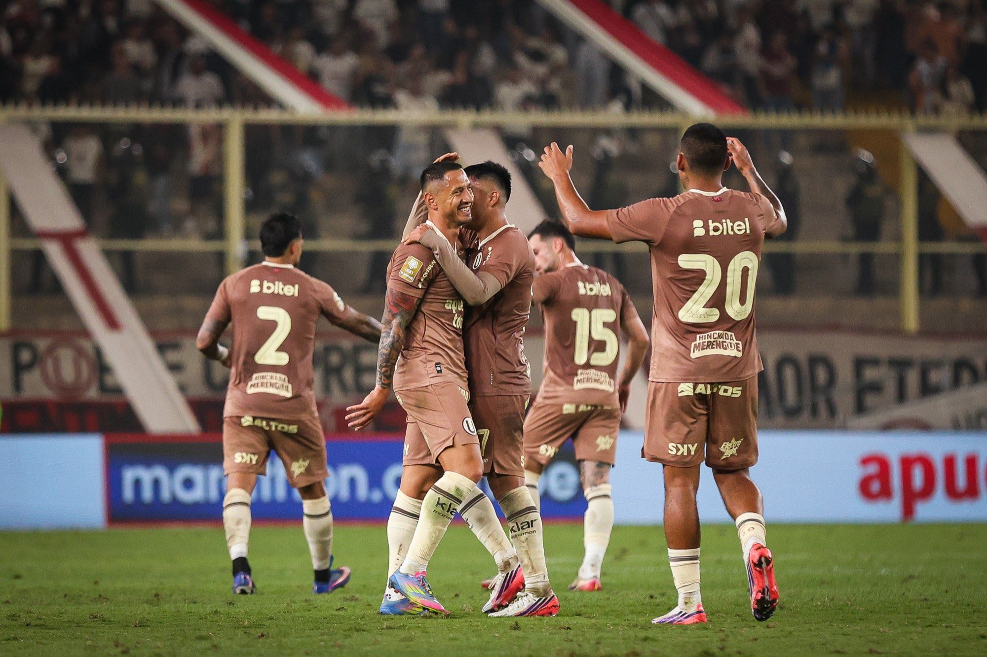 Jugadores de Universitario celebran un gol en el Monumental con el kit alterno 2026